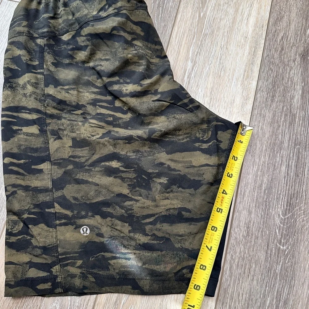 🖤 Men’s Lululemon Camouflage 9” shorts with pockets Size Medium excellent.